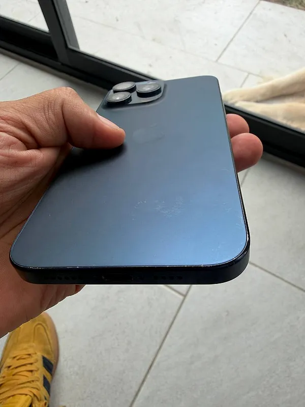 iPhone 15 Pro Max 256 azul titanio 100% batería — foto 4