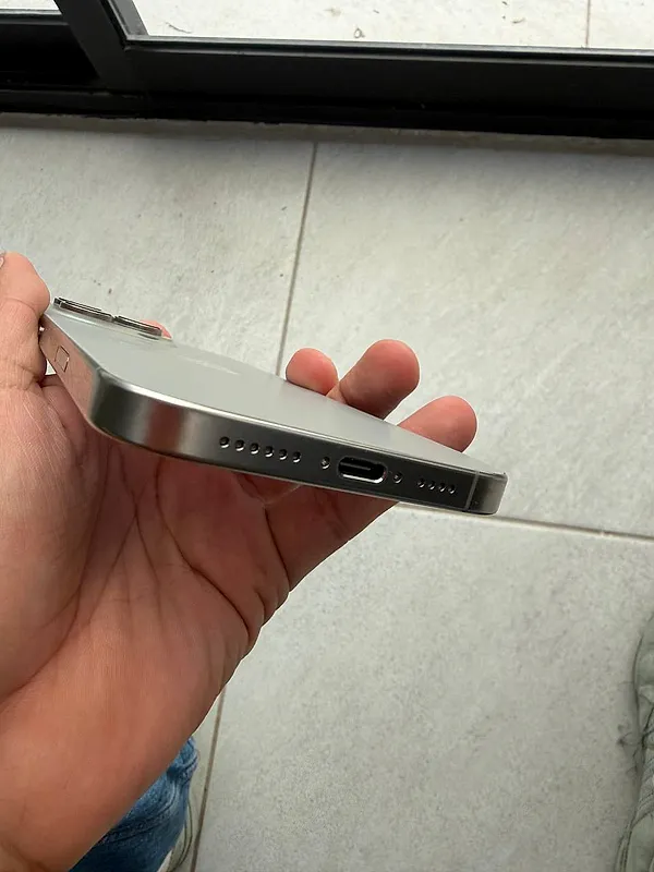iPhone 16 Pro Max 256 GB blanco titanio batería 100% — foto 4